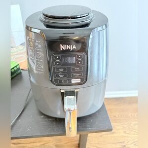 Ninja | Air Fryer | 4 QT | 4-in1 Roast,Crisp, Roast, Reheats, & Dehydrates AF101